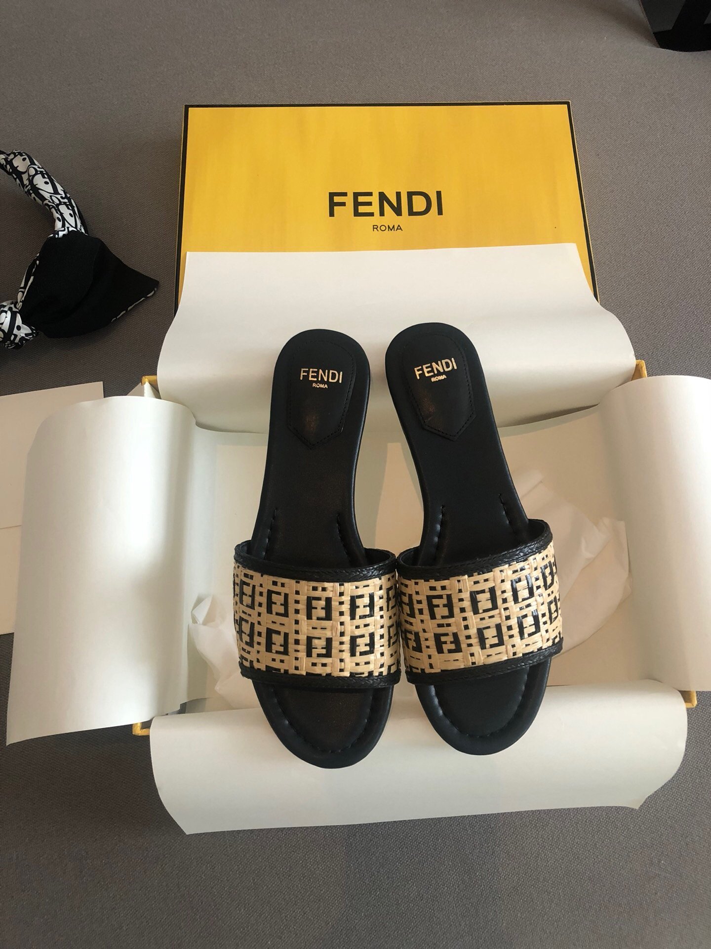 [FENDI] 인터레이스 슬라이드