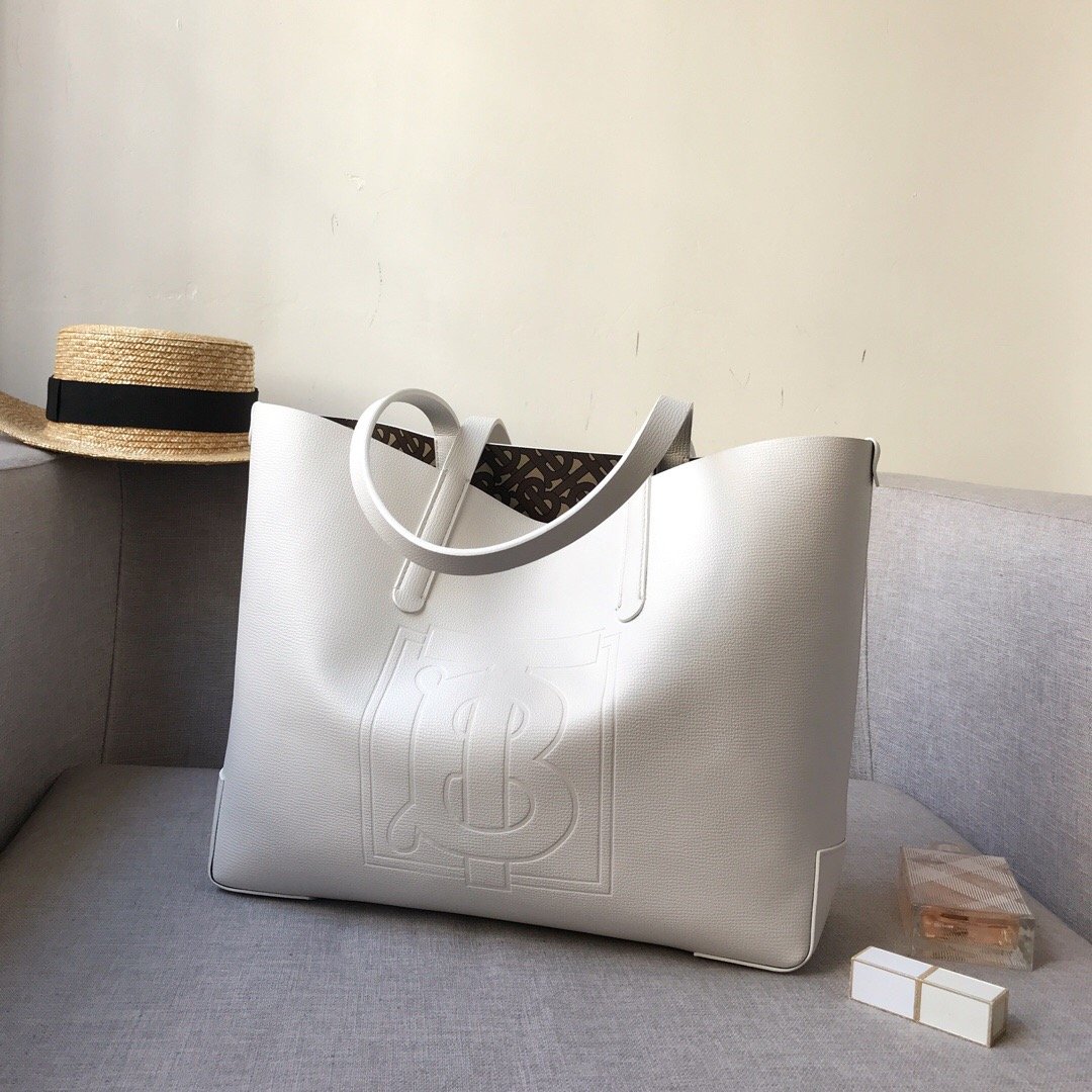 [BURBERRY] TB 엠보싱 모티프 토트백