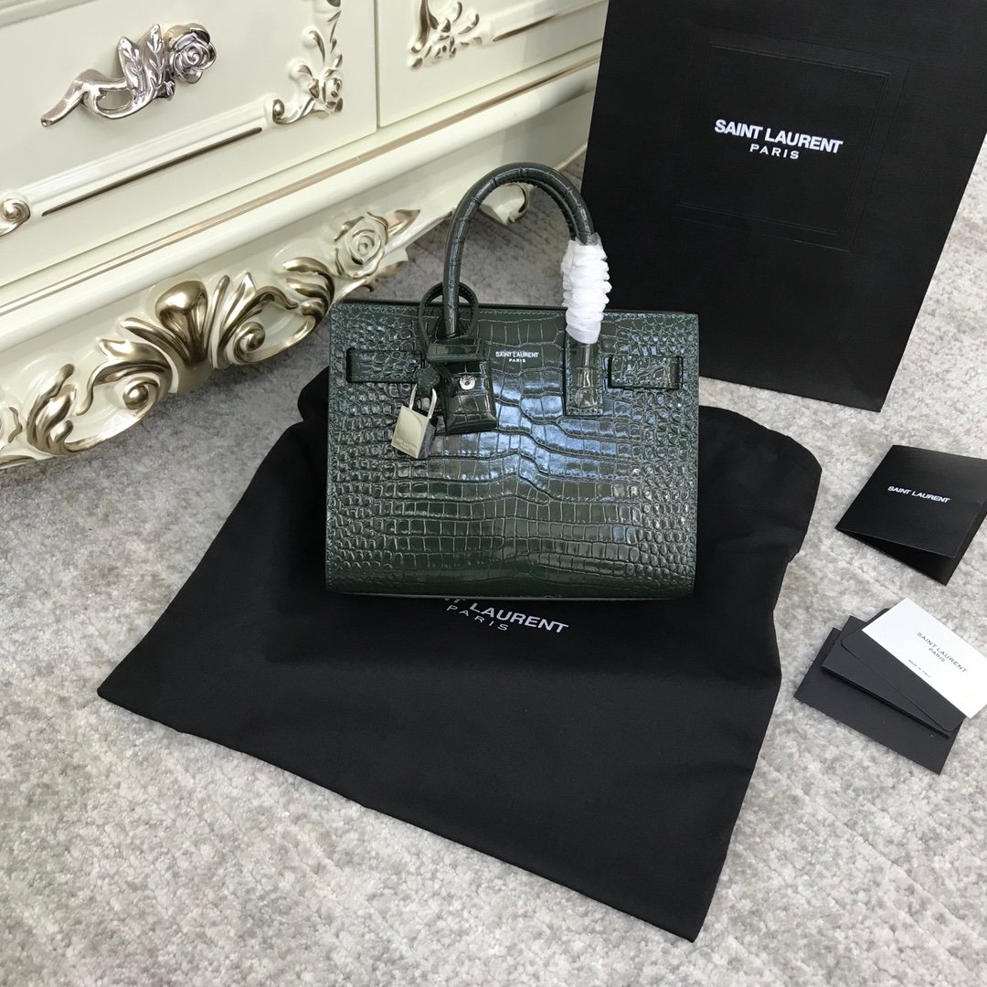 크로커다일 엠보스드 가죽 클래식 삭드쥬르 나노백