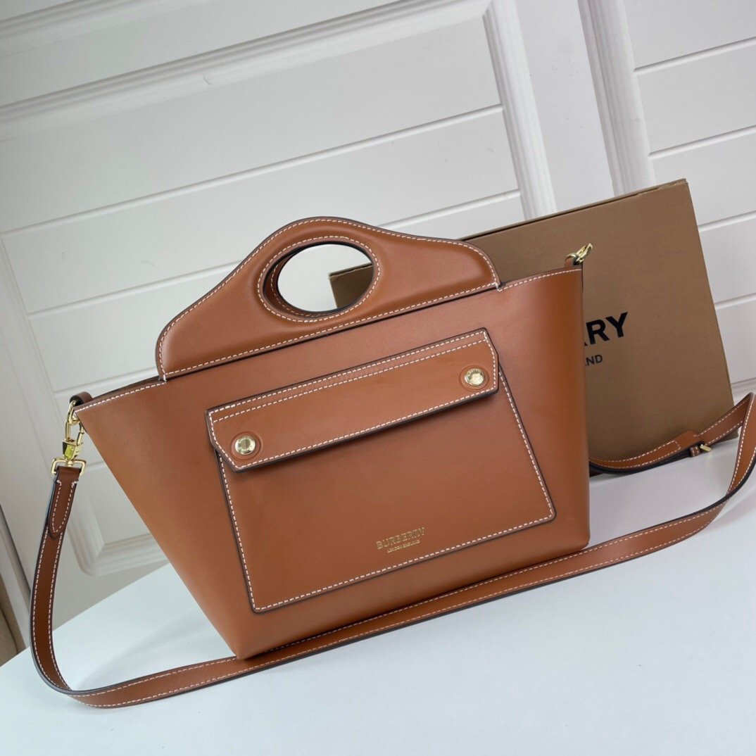 [Burberry] 미니 소프트 포켓 토트백