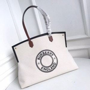 [Burberry] 라지 로고 그래픽 코튼 캔버스 소사이어티 토트백