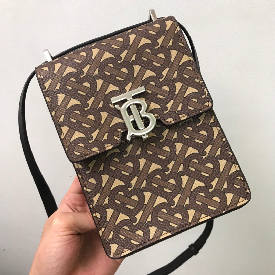 [Burberry] 모노그램 E-캔버스 로빈백