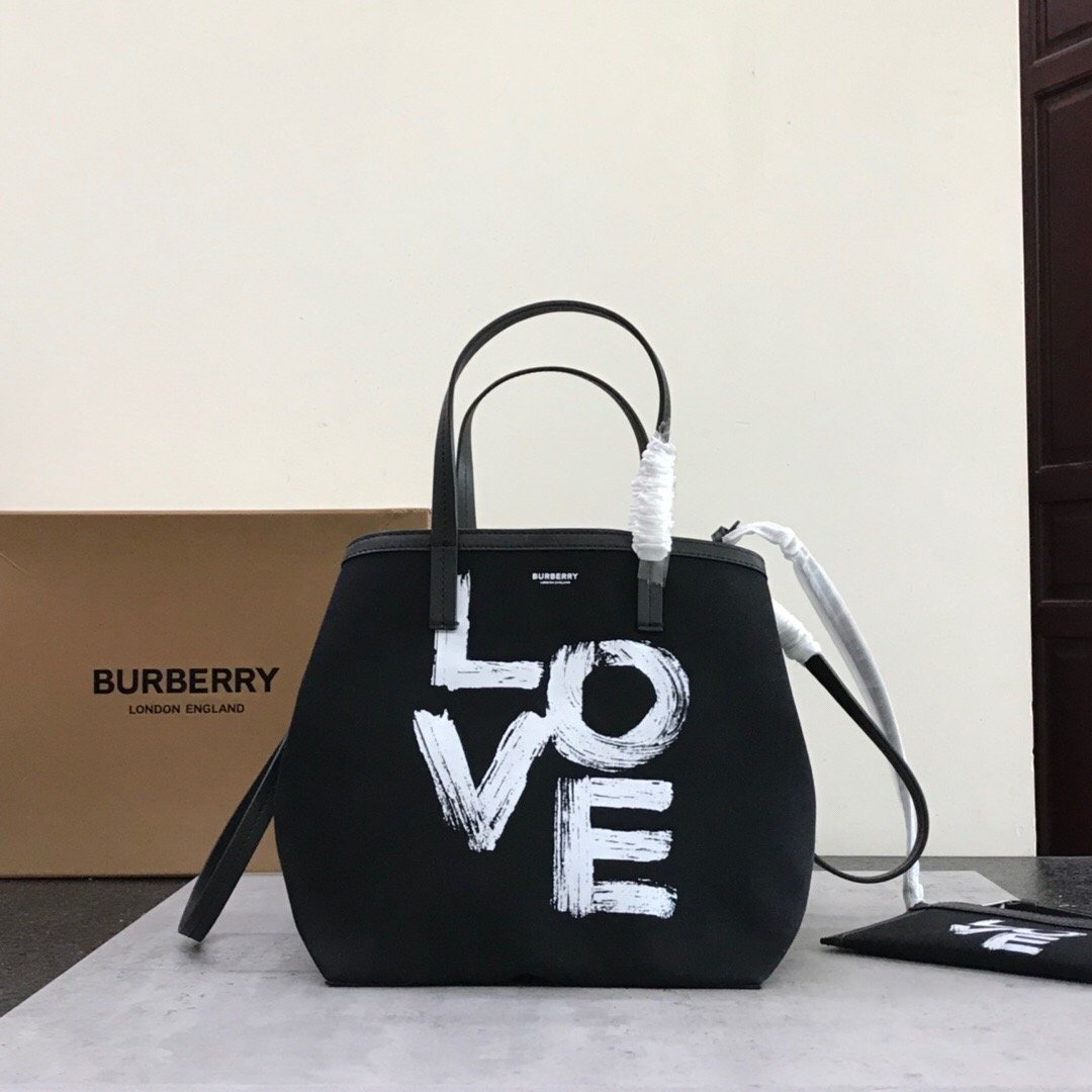 [BURBERRY] 러브프린트 미니 비치 토트백