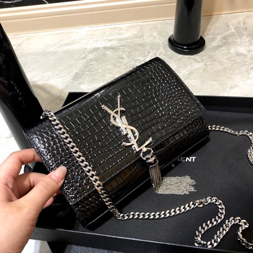 [YSL] 크로커다일 엠보스드 스몰 케이트 태슬 사첼백