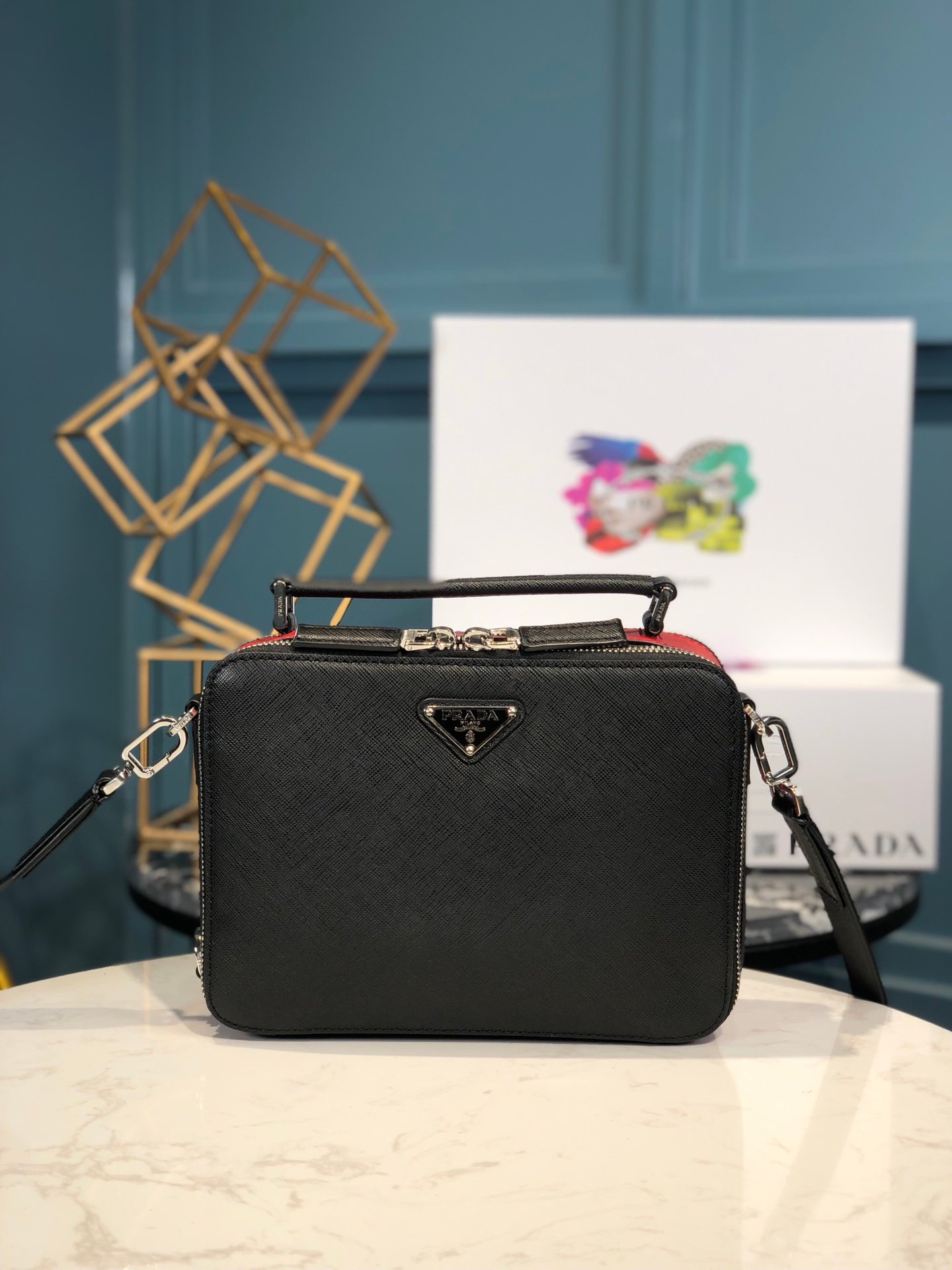 [PRADA] 브리크 사피아노 가죽 크로스바디백