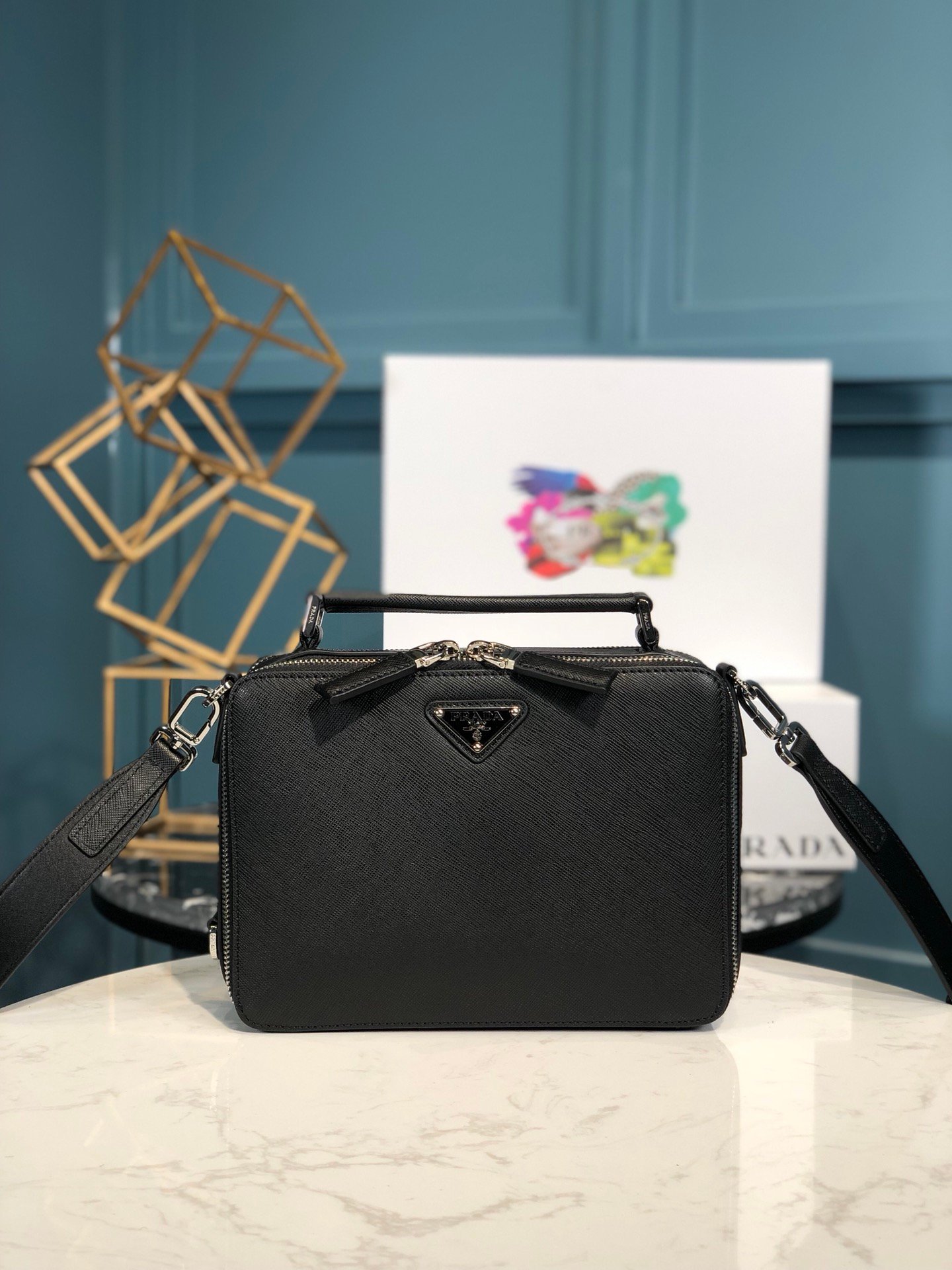 [PRADA] 브리크 사피아노 가죽 크로스바디백