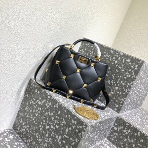 [VLTN] 미듐 로만 스터드 탑 핸들백