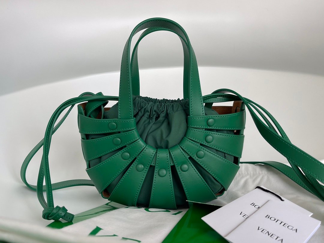 [BOTTEGA] 레이싱 그린 쉘 백