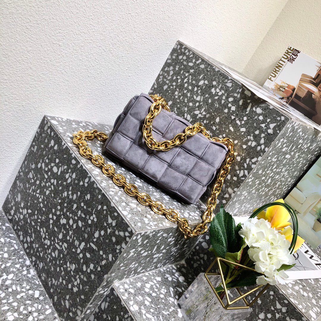 [BOTTEGA] 스웨이드 체인 패딩 카세트 백 - 전색상(상세 설명 확인)