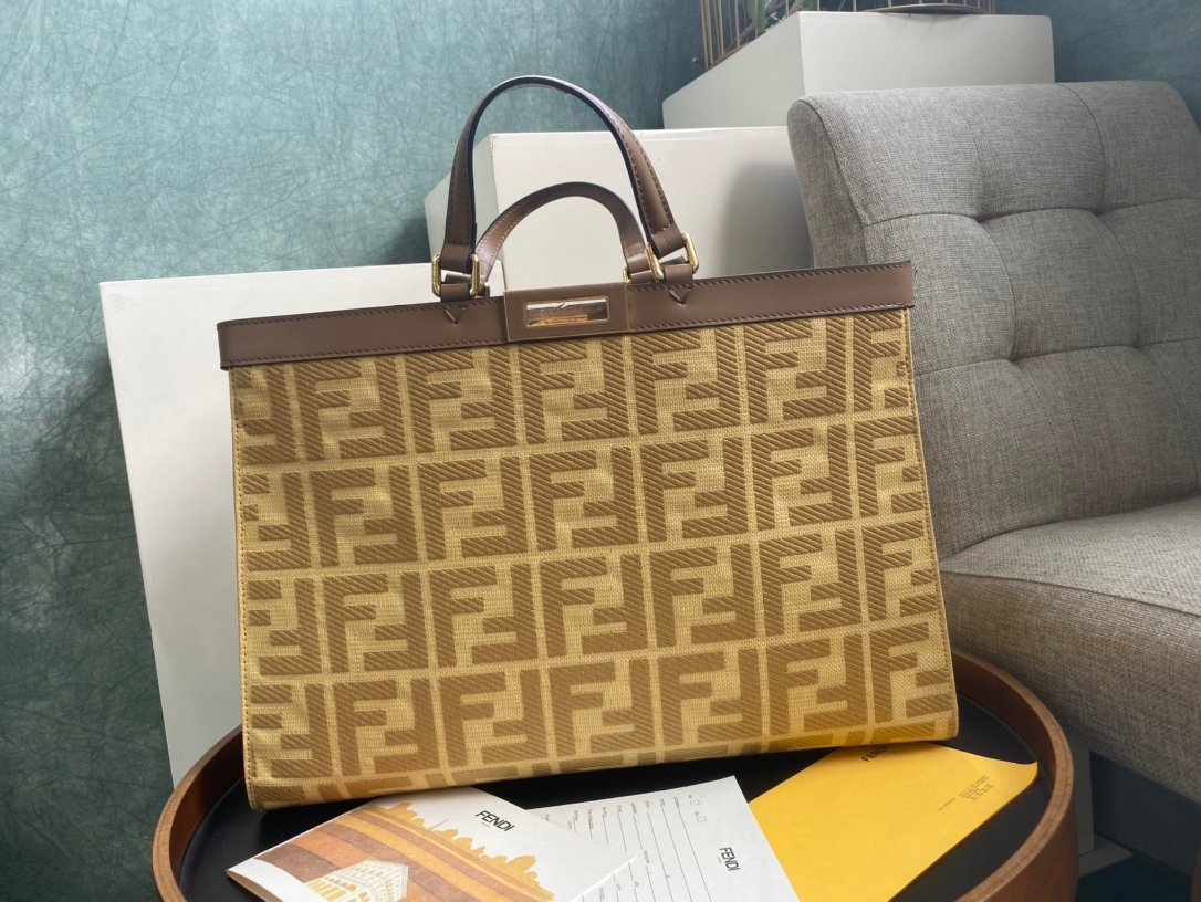 [FENDI] 피카부 X-tote 내추럴 스트로