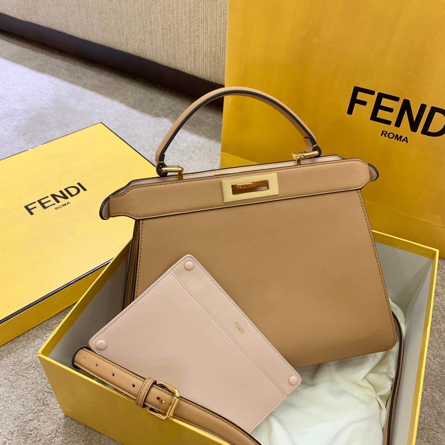 [FENDI] 피카부 I SEE U 미디엄