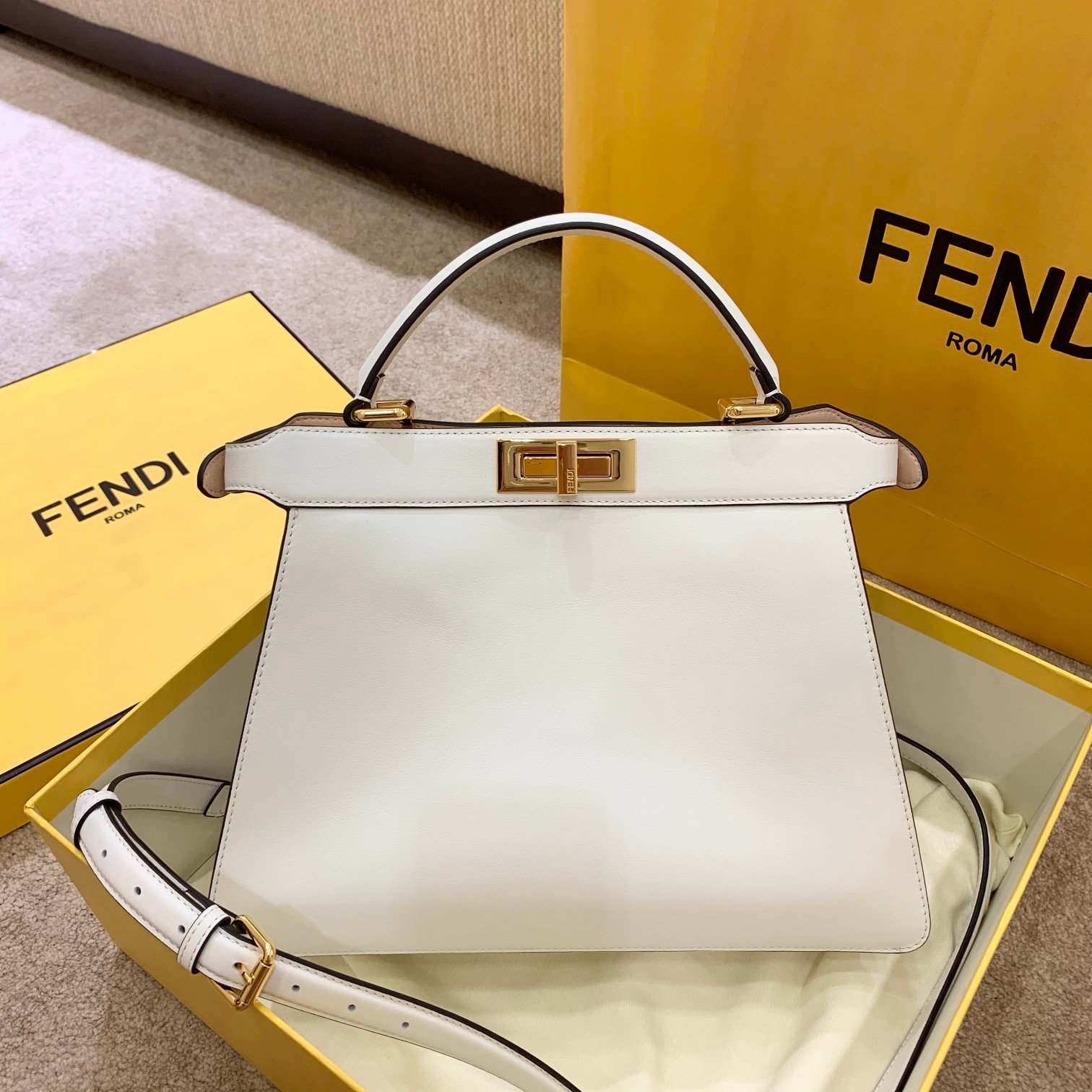 [FENDI] 피카부 I SEE U 미디엄