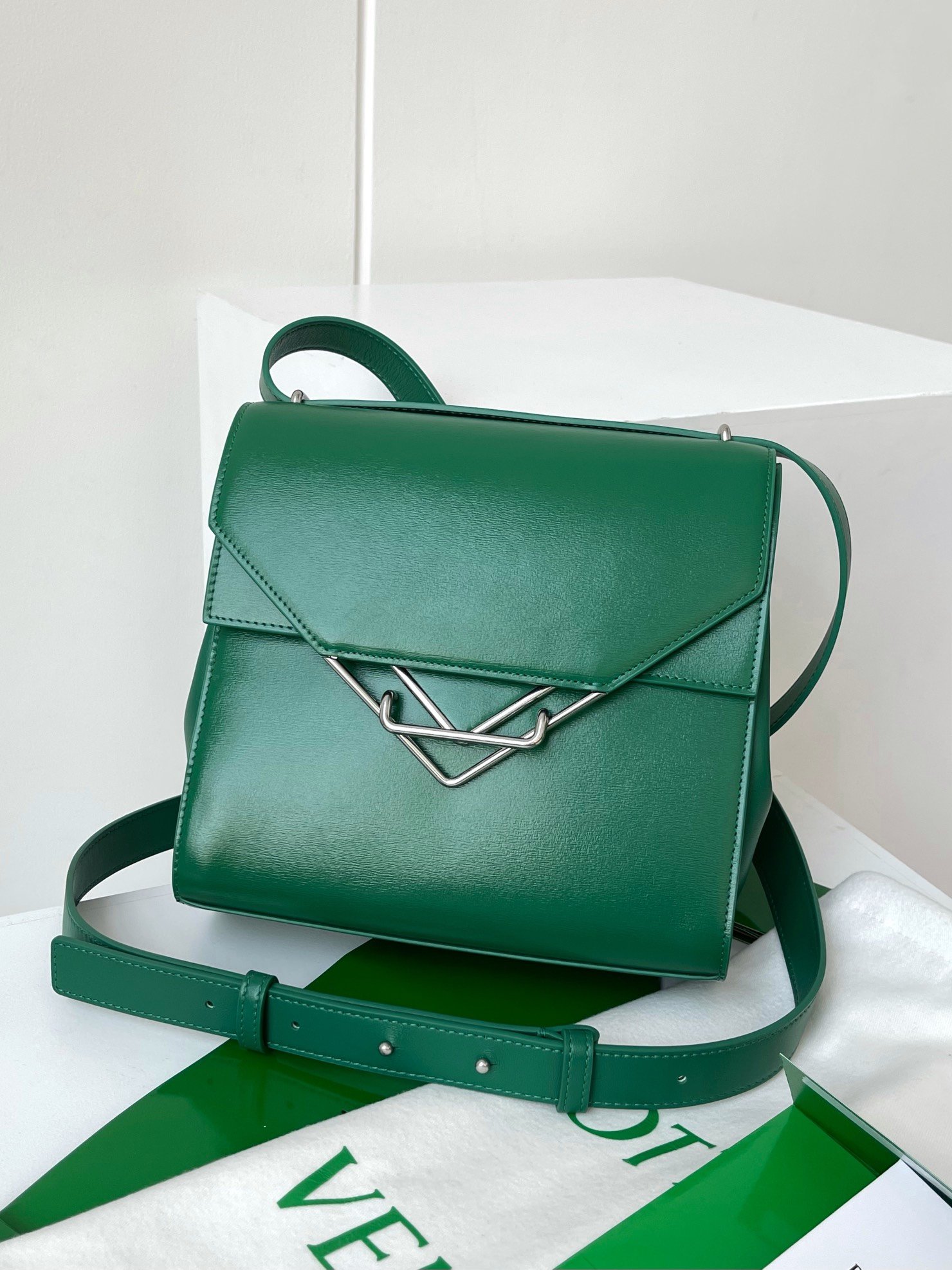 [BOTTEGA] 레이싱 그린 클립 백