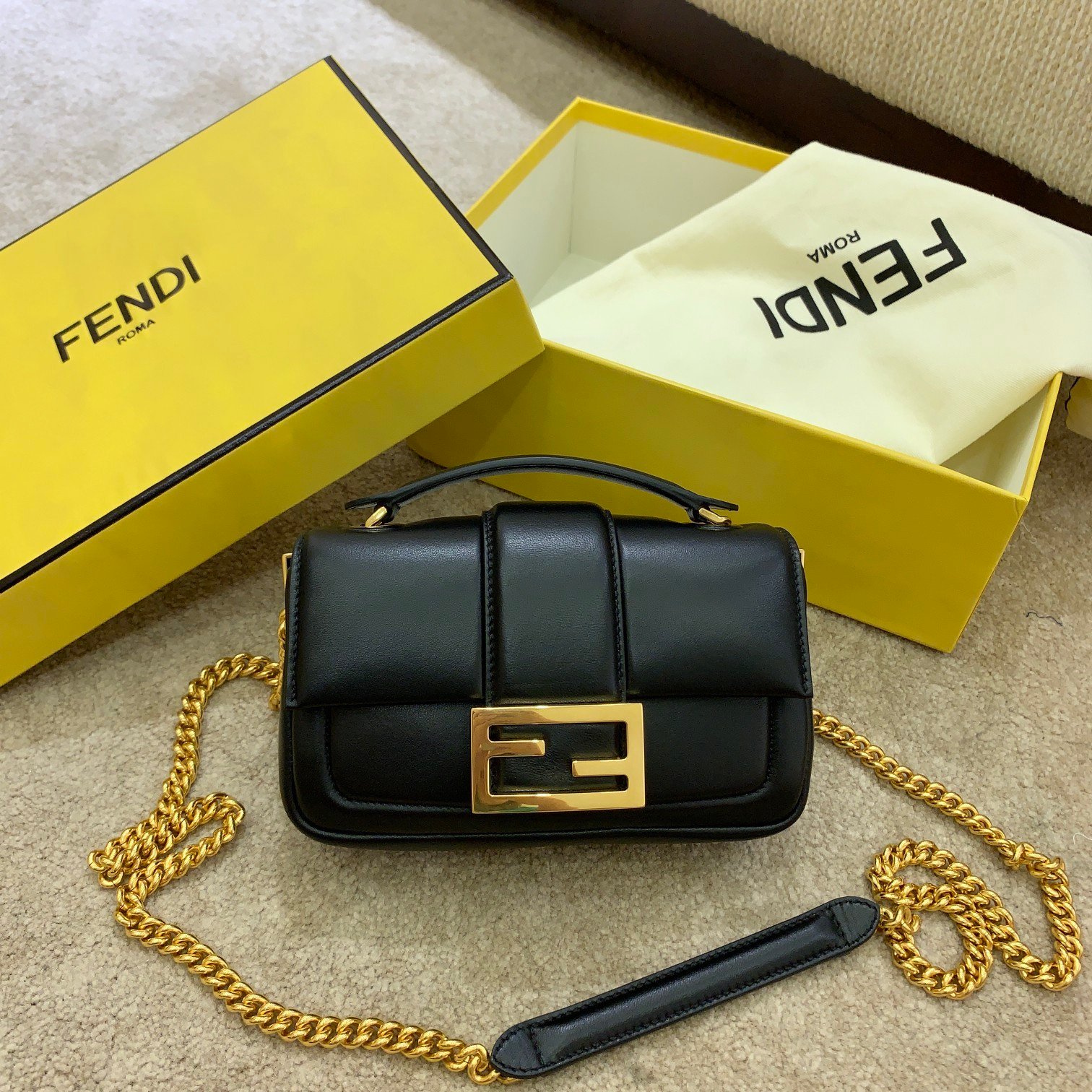 [FENDI] 나파가죽 바게트 미니 체인백