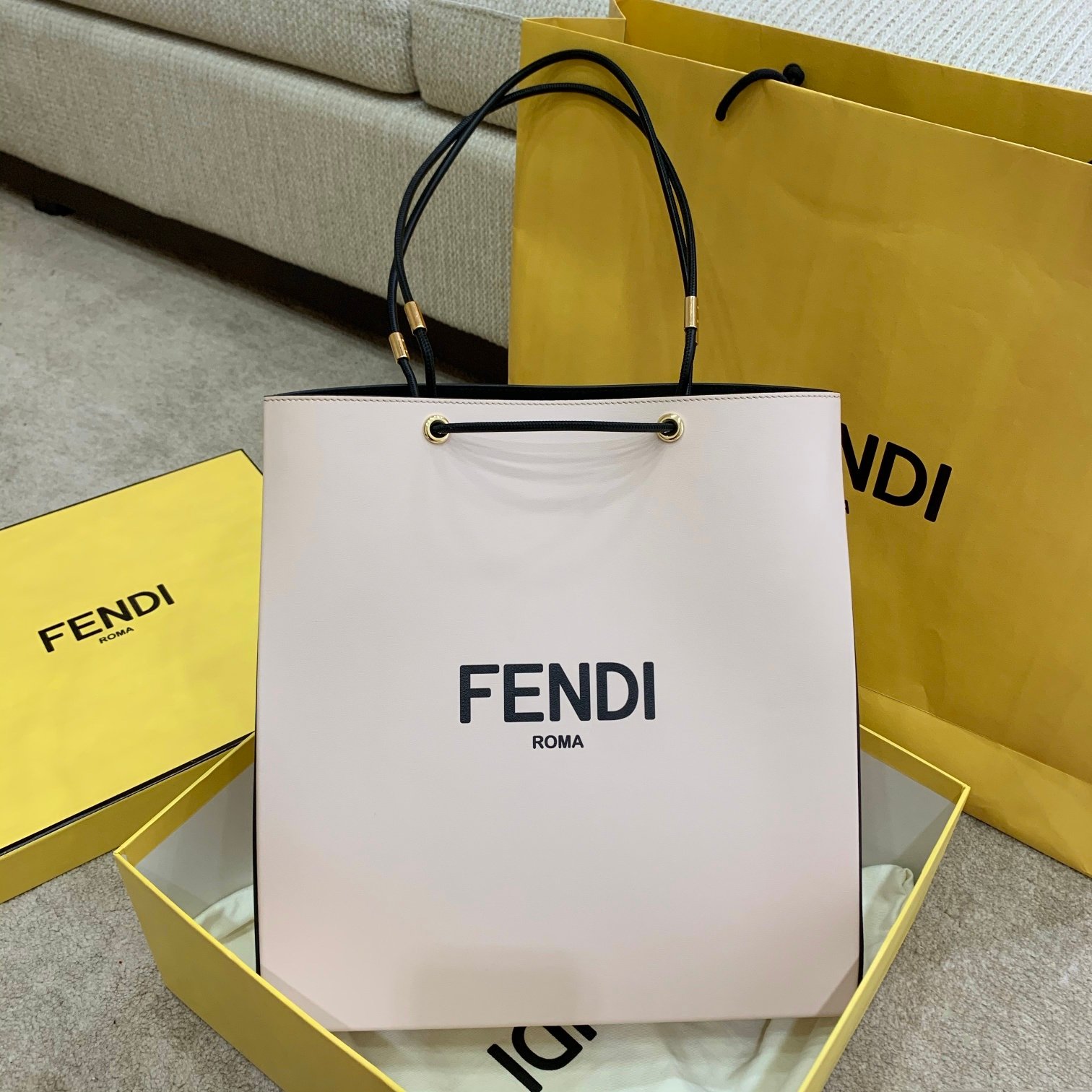 [FENDI] 핑크 팩 미디엄백