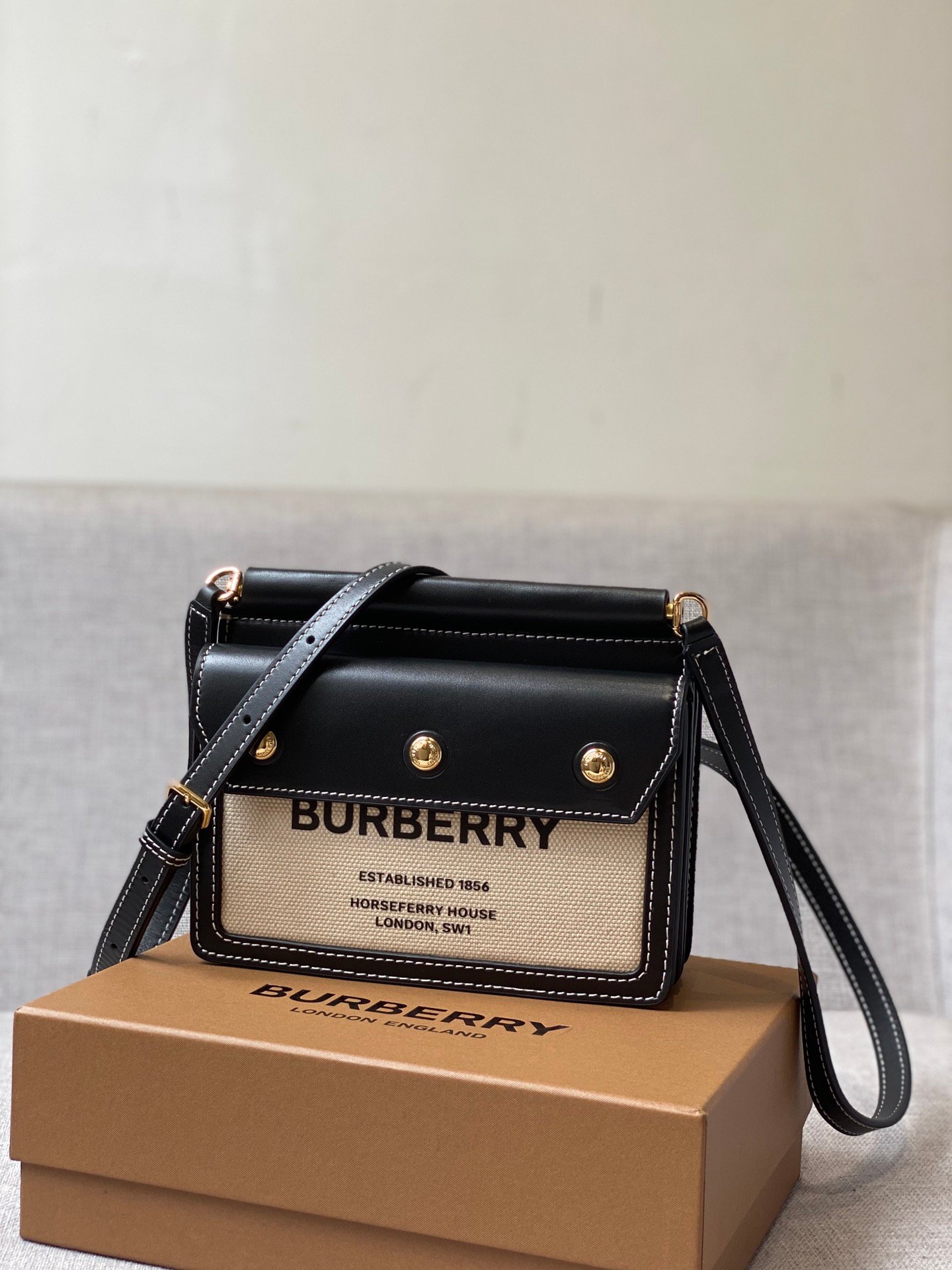 [BURBERRY] 버버리 타이틀 포켓 베이비 숄더백