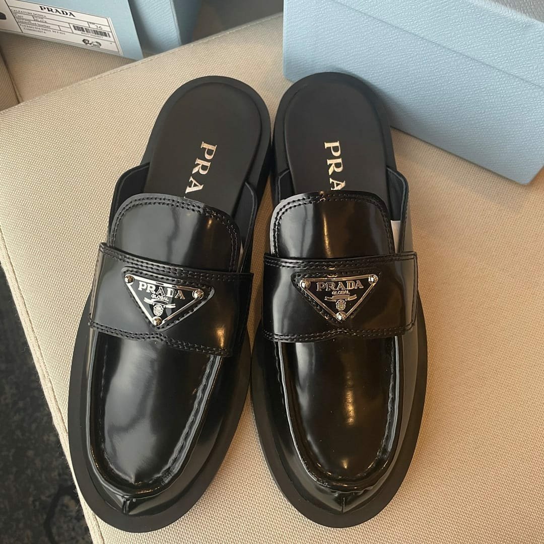 [PRADA/SA급] 프라다 브러시드 가죽 뮬 블로퍼