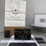 [PRADA/SA급] 브러시드 가죽 맥시 트라이앵글 로고 체인 숄더백