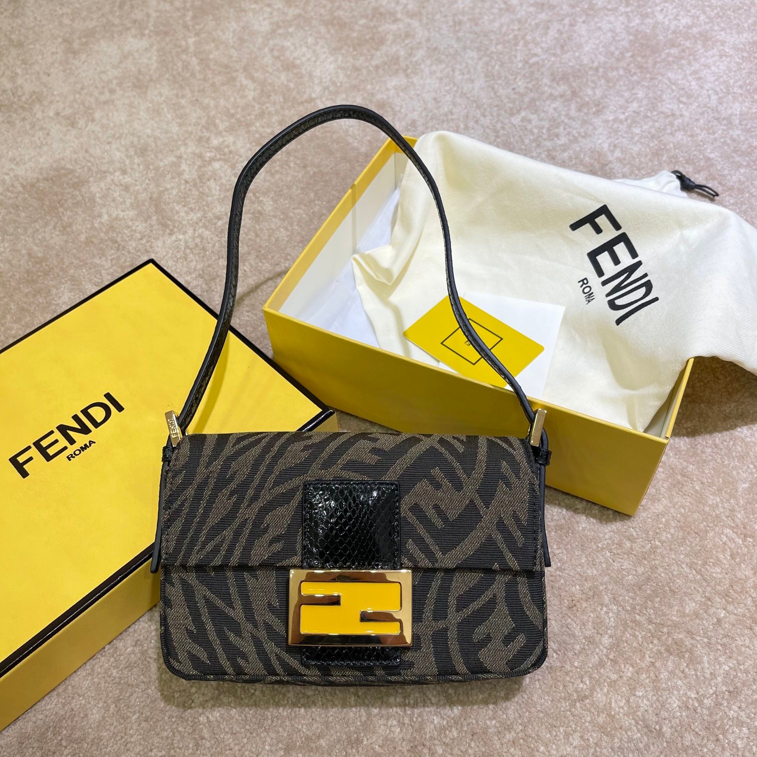 [FENDI] 펜디 버티고 미니 바게트 1977백