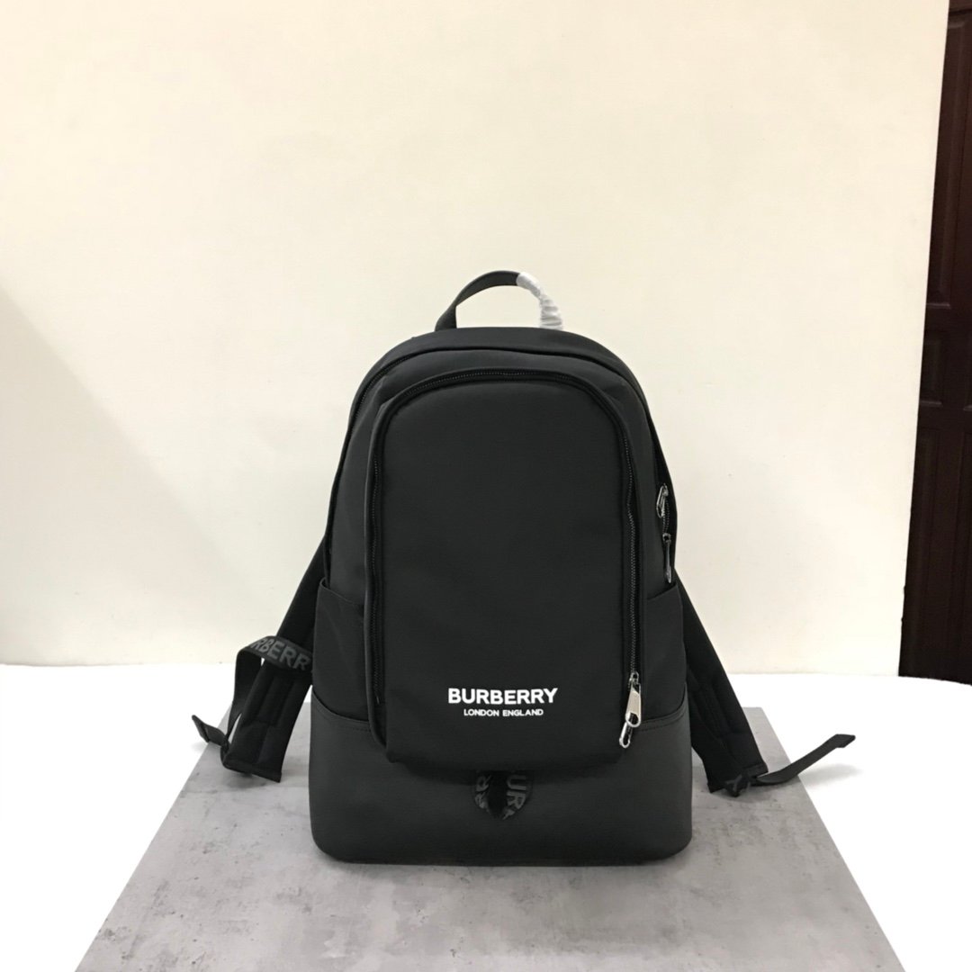 [BURBERRY] 라지 로고 프린트 ECONYL 레더 백팩