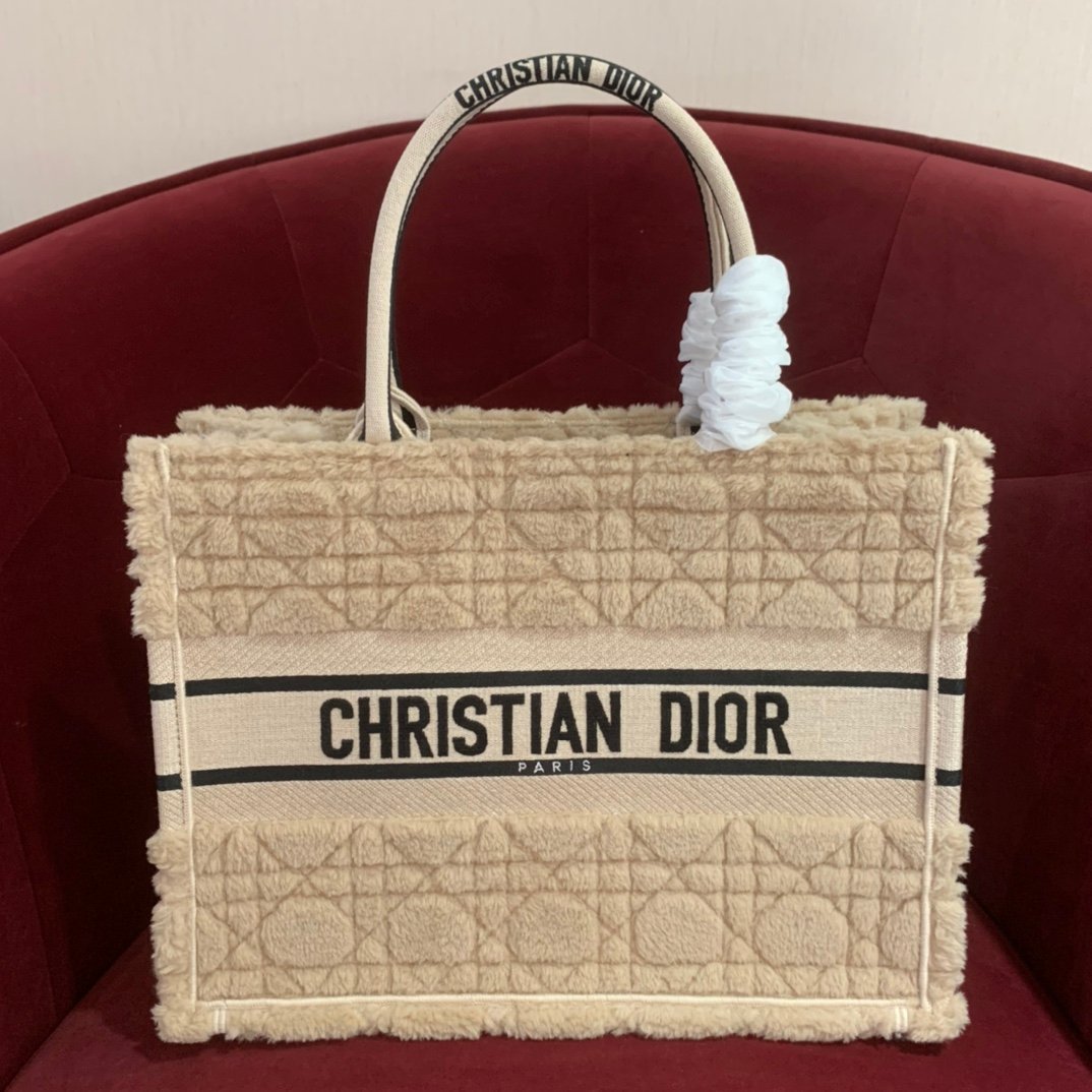 [DIOR/OC] 북토트백 미듐 시어링