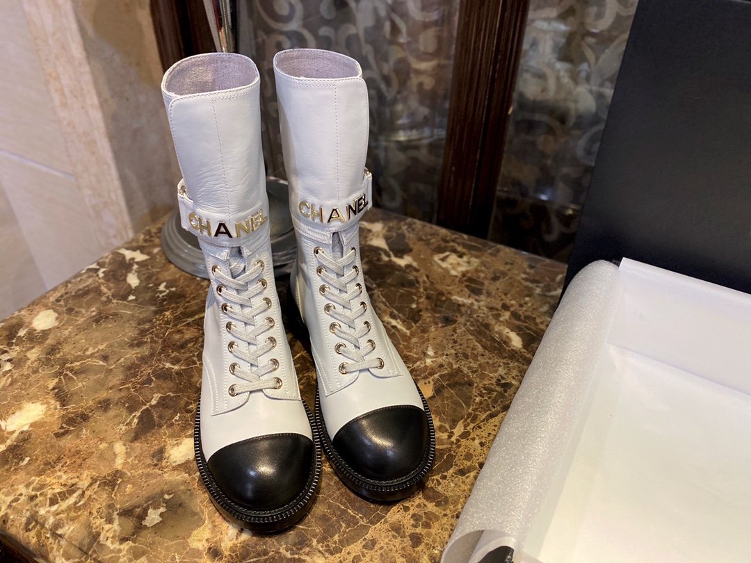 [CHANEL/GD(해피)] 샤넬 이니셜 더블캡토 벨크로 레더 부츠