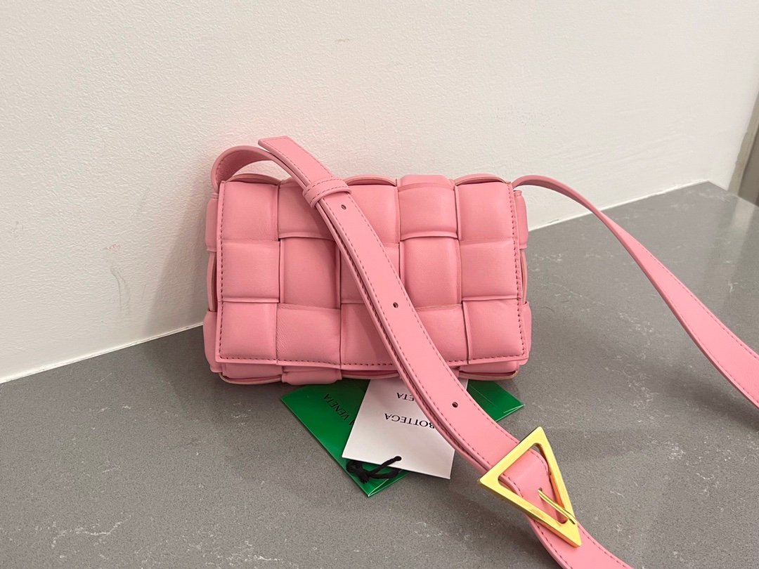 [BOTTEGA VENETA/JING] 스몰 패딩 패디드 카세트백